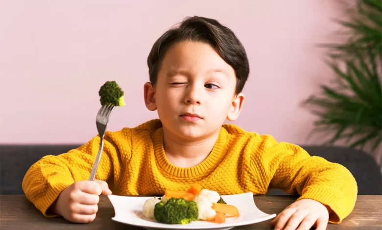 Bambino che mangia la verdura
