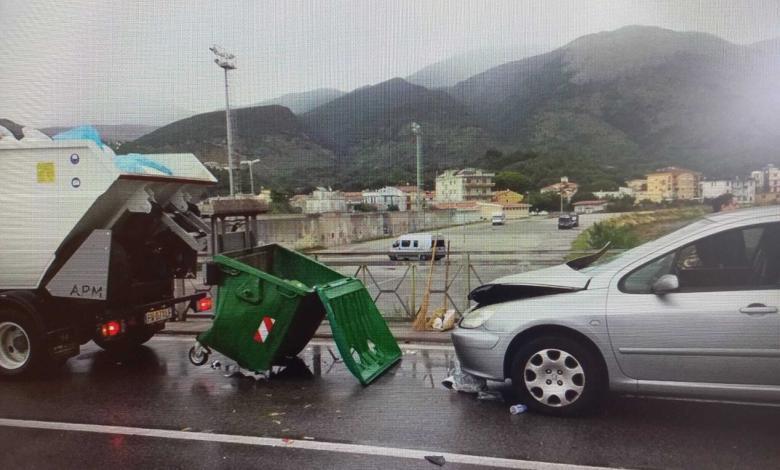 Incidente a Sapri: auto contro furgone dei rifiuti